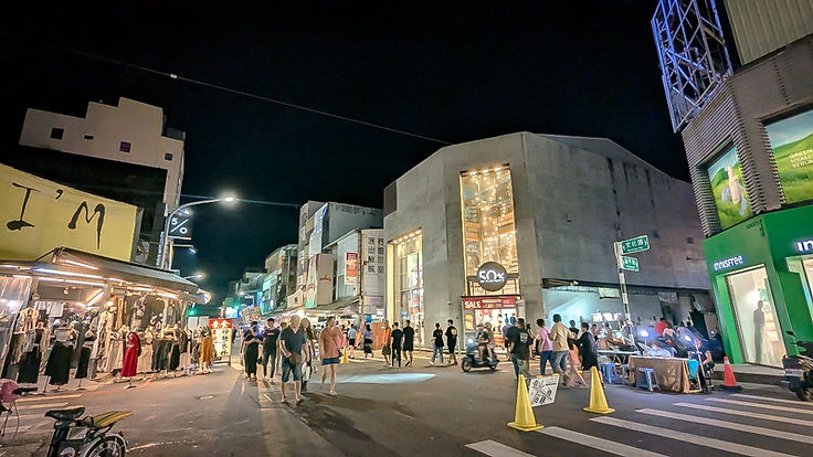 逛文化路夜市的時候,如果到了這個街口,往左轉就是阿娥豆花的位置。