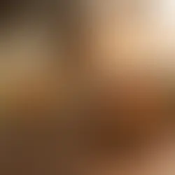 木桌上左右對比兩份午餐:左側是傳統的便當,是雞腿飯和散落筷子、空瓶;右側是整潔木質健康餐盒,裝有烤雞胸、蔬菜和谷物,旁有水杯、餐具與綠植,氛圍溫暖整潔