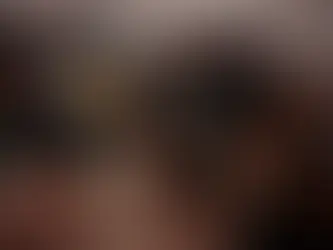 木桌上擺著鐵三角黑膠唱機、鐵三角耳機和裝著咖啡的玻璃杯,旁邊立著寫有COLDPLAY·PARACHUTES的唱片封面,咖啡館里氛圍安靜懷舊