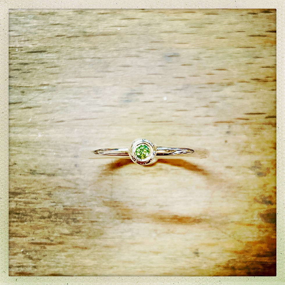 Fijne ring zilver met rond synthetisch groen steentje