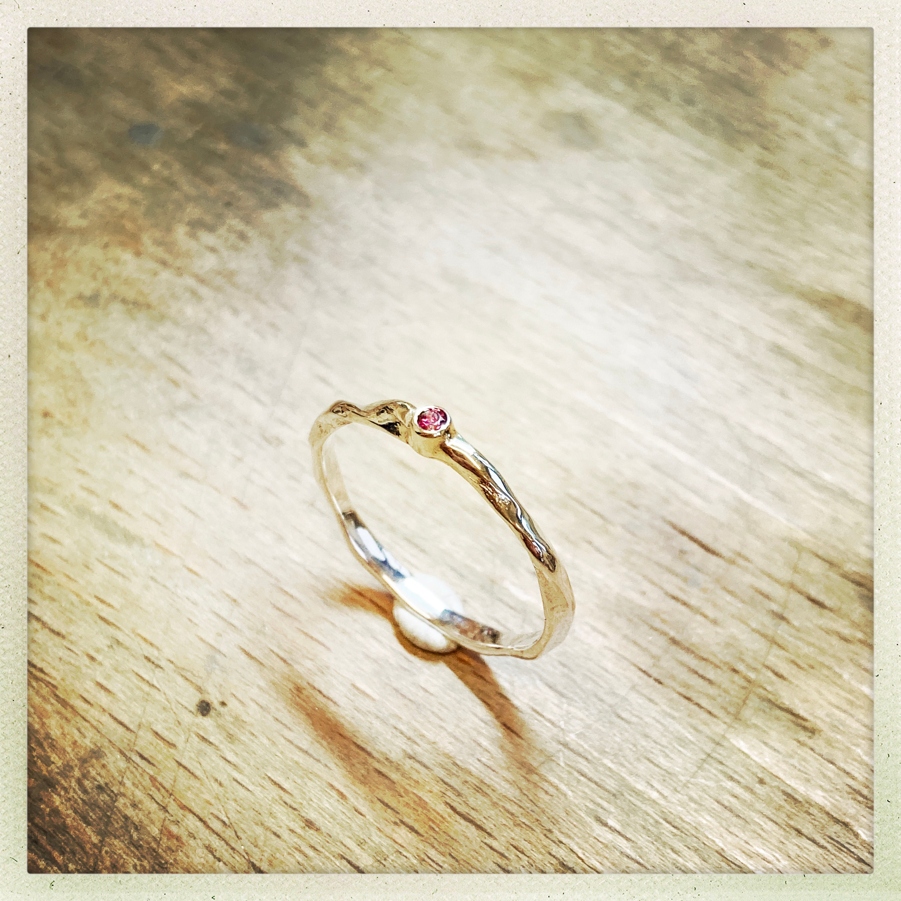 Fijne ring zilver met ronde synthetische robijn