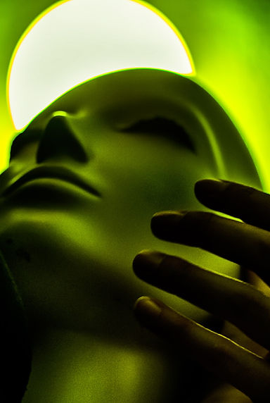 Gesicht einer Schaufensterpuppe, menschliche Haende halten den Kopf einer Schaufensterpuppe,Silhouetten, Mannequin, Melancholie, Portraitfotografie, Johanna Weber, Fotografie München, Schaufensterpuppen, Neonlicht, Kunstlicht, Dunkelheit, Fotodesign, München