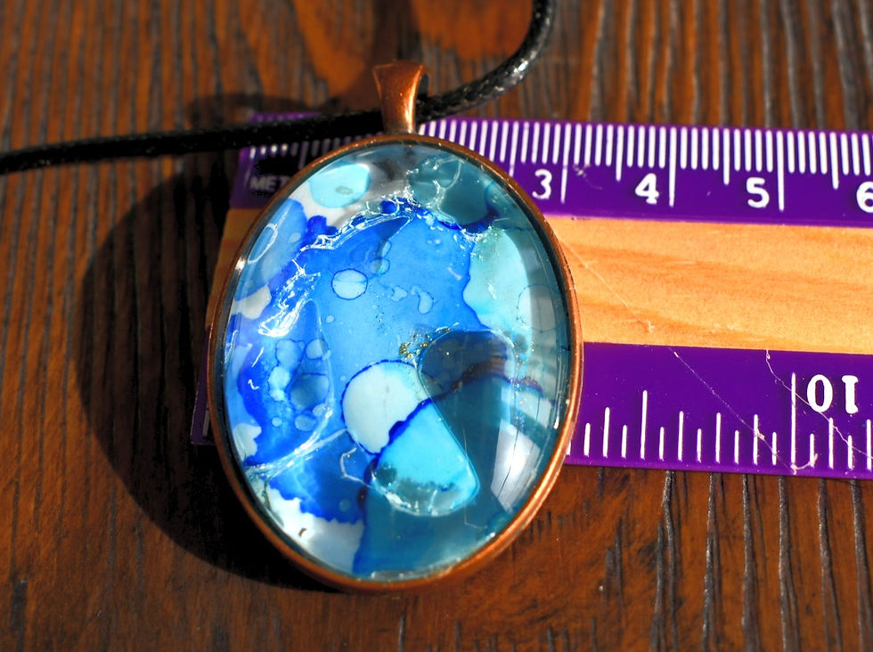 Thumbnail: oval pendant with a rule: 3 centimeters wide