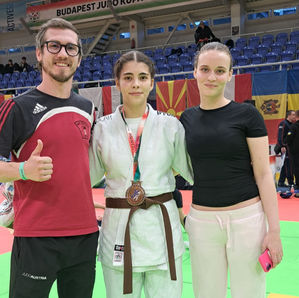 Elena zeigt in Ungarn auf