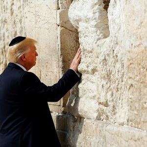 Trump se torna primeiro presidente dos EUA a orar no Muro das Lamentações