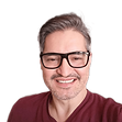 Imagem de Marcelo Bastos sorrindo de óculos