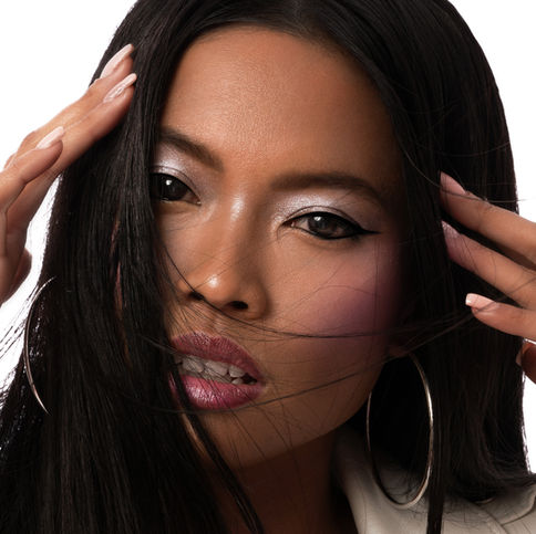 Asiatisches Modelfoto im Porträt mit Make Up und Pinken Lippen