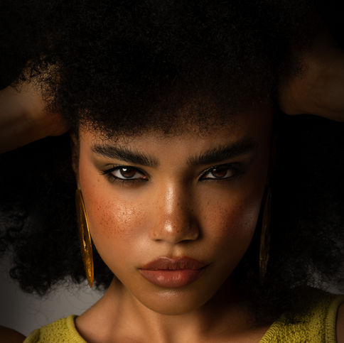 Dunkelhäutiges Model mit dunkel geschminkten Augen