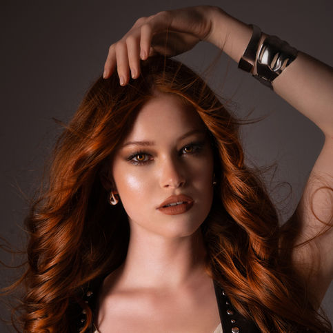 Rothaariges Model mit braun geschminkten Augen und Lippen