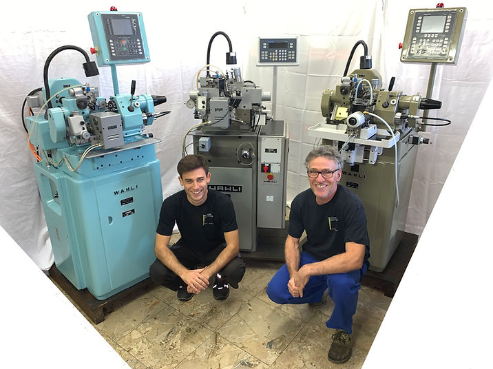 Caroli Système père et fils devant leurs machines Wahli W90 - W92 rétrofitées par leurs soins