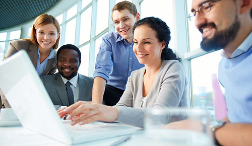 smiling-fuhrungskrafte-treffen-um-den-tisch-mit.jpg