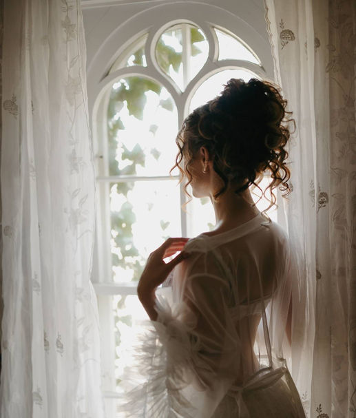 bride getting ready for wedding at fairview 1855 niagara falls wedding venue