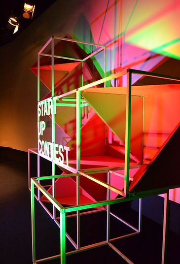 Phot d'une scénographie de scène d'auditorium, start up contest, acier et polystyrèn