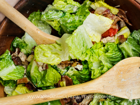 Salada especial com molho de mostarda