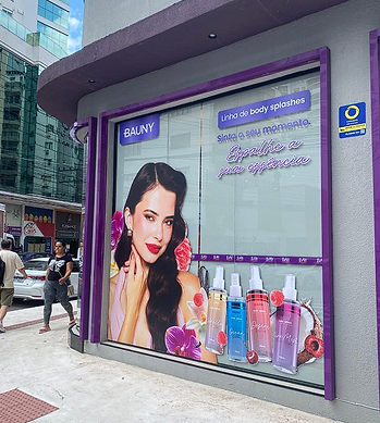 Vitrine de loja com adesivo promocional de cosméticos