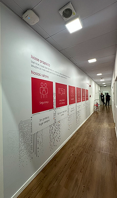 Paredes de corredor com adesivos de comunicação institucional da Atlas Schindler