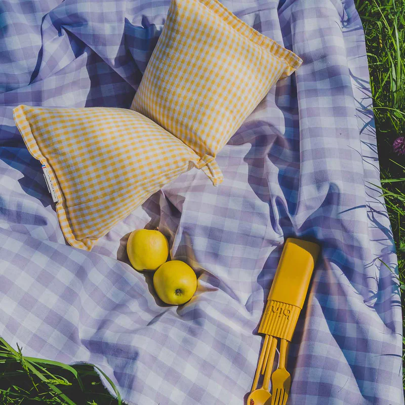 Salvador-Capri-coussin-vichy-de-piquenique-petits-cadors_800x.webp