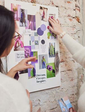 Kundin bei Farb- und Stilberatung – Moodboard für Branding & Styling entsteht