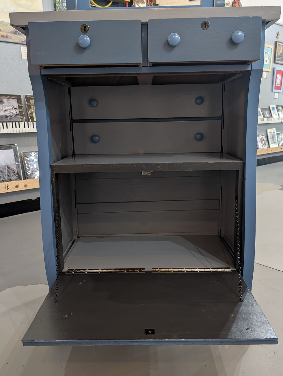 Thumbnail: shelves for storage