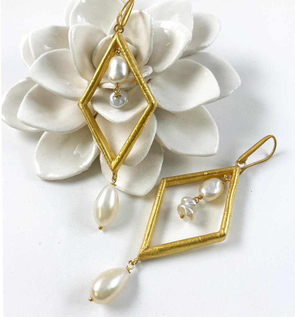 Boucles d'oreilles fantaisies. Bijou de créateur. Perles naturelles. Bijoux argent