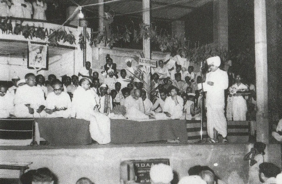 Purushottam Das Tandon (President), AICC, being welcomed by Y. Mahabaleshwarappa, also on the dais, 