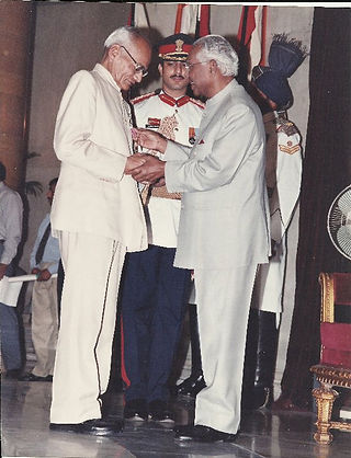 H. Y. Sharada Prasad receiving Padma Bhushan from President of India