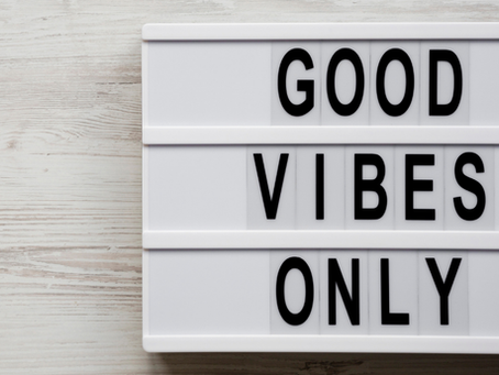 A sign that says Good Vibes Only