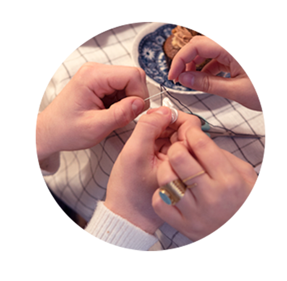 Découvrez nos ateliers de broderie à Namur, accessibles aux débutants comme aux confirmés, pour apprendre à broder à la main avec des techniques traditionnelles et modernes.