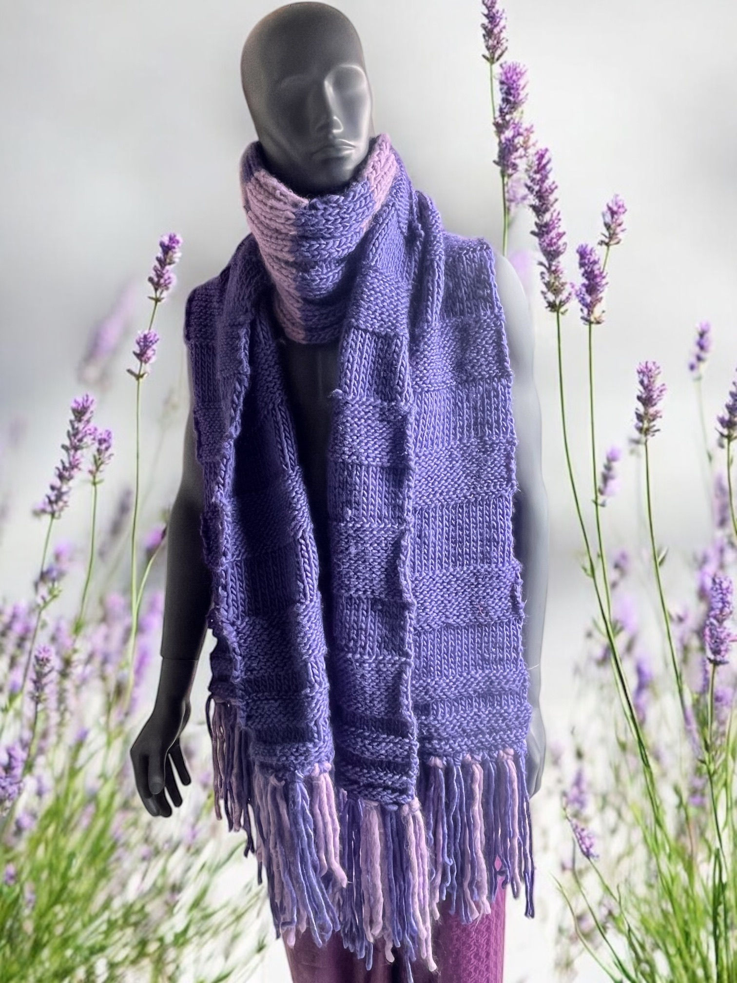 Écharpe  tricotée à grandes franges tons mauve