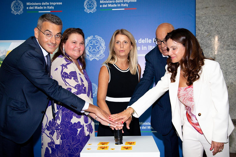 Foto di famiglia durante l'annullo postale. Da sinistra: Arnaldo, Bianca, la sottosegretaria Bergamotto, Enrico e Ilaria Saquella