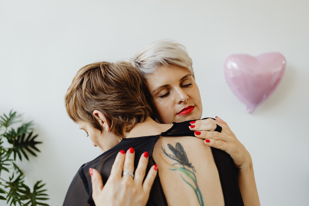 Zwei Frauen, die sich umarmen