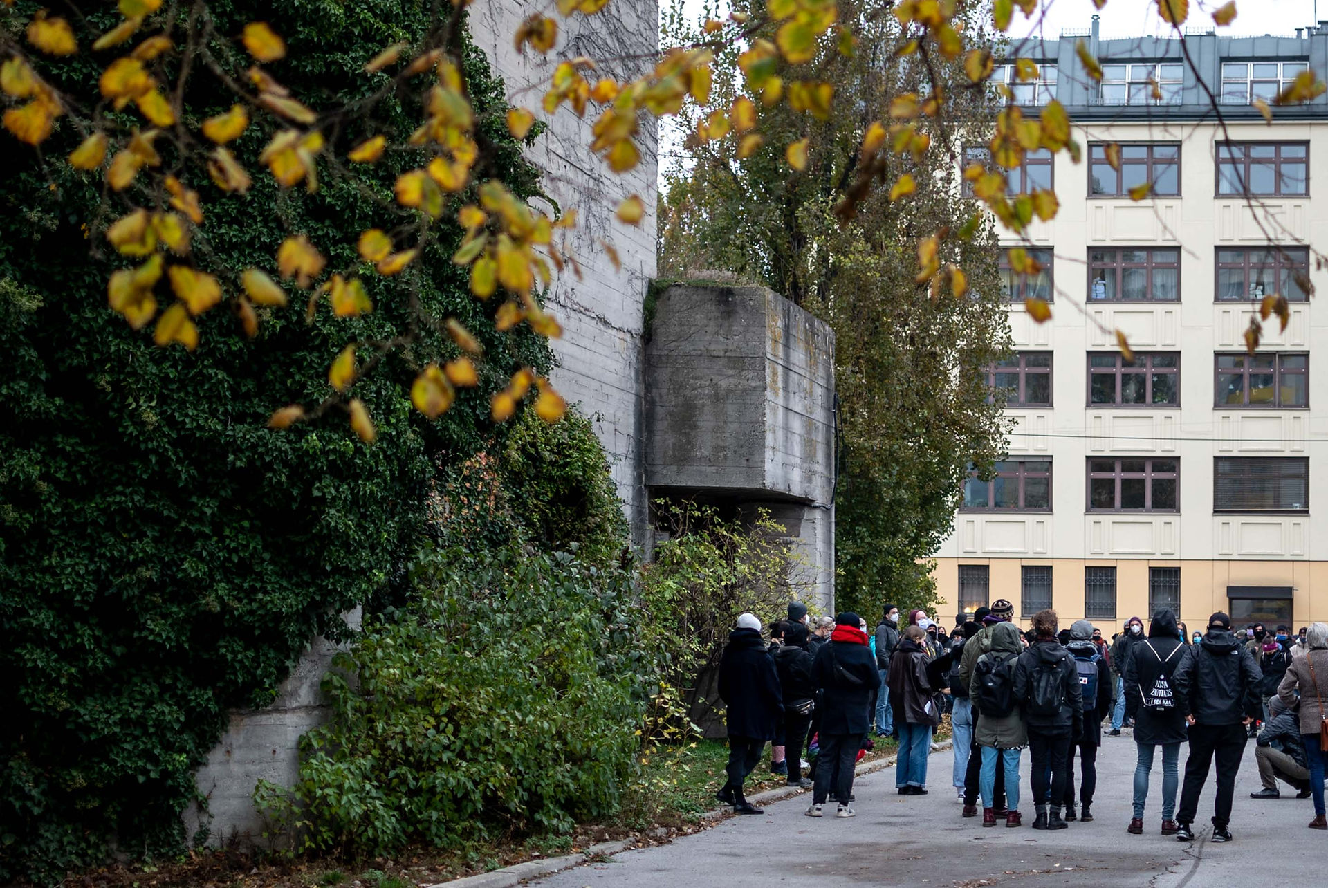 Vor dem Hochbunker hat sich die Gruppe versammelt