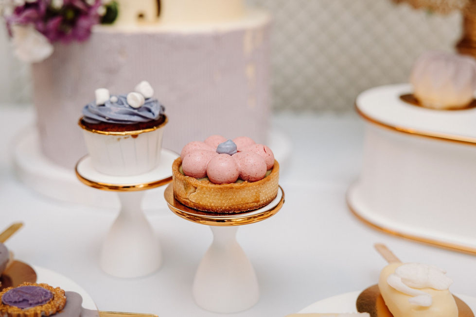 Słodki stół w fioletowych odcieniach