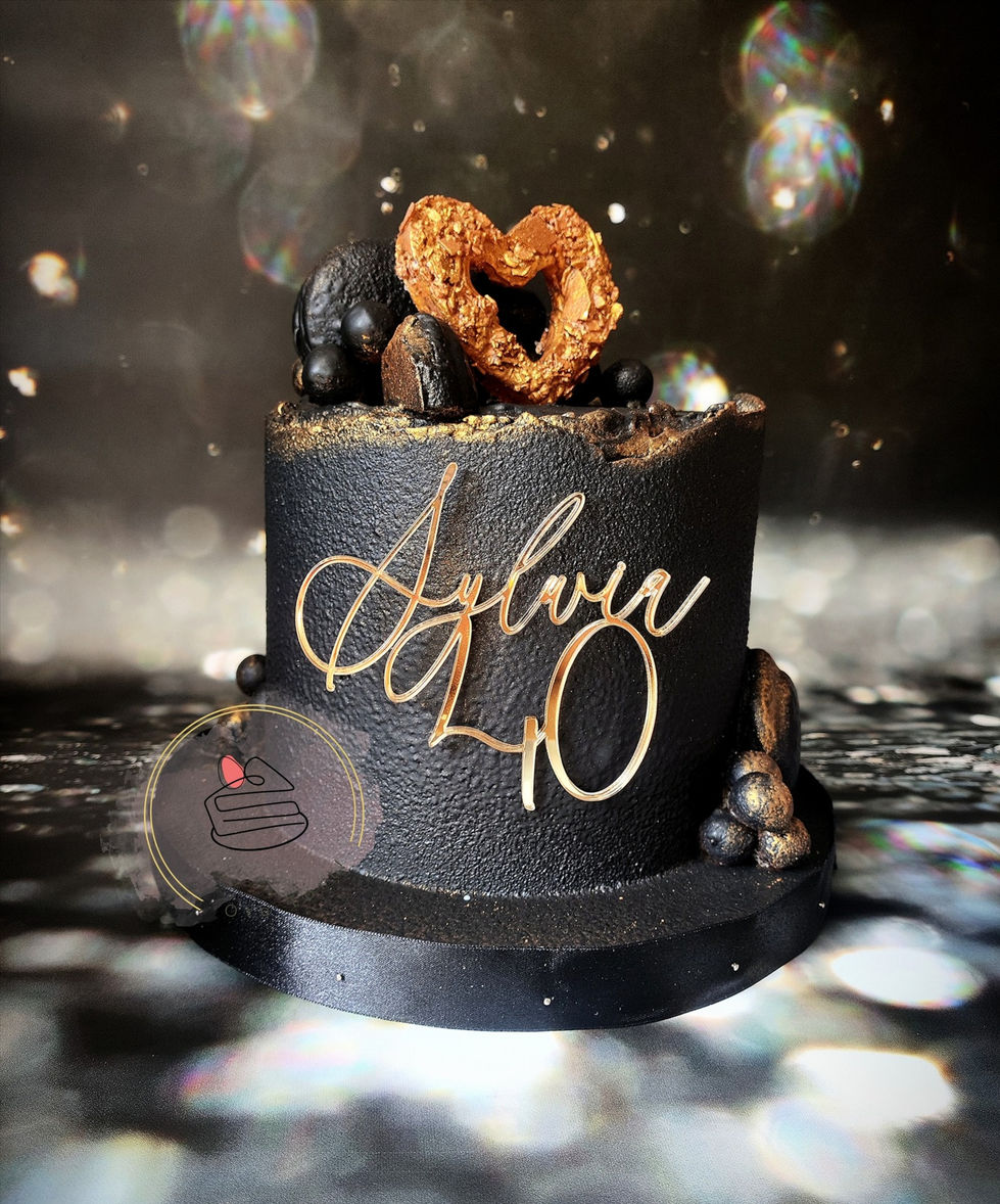 Elegancki czarny tort w zamszu jadalnym ze złotymi dodatkami i dekoracją z słodyczy