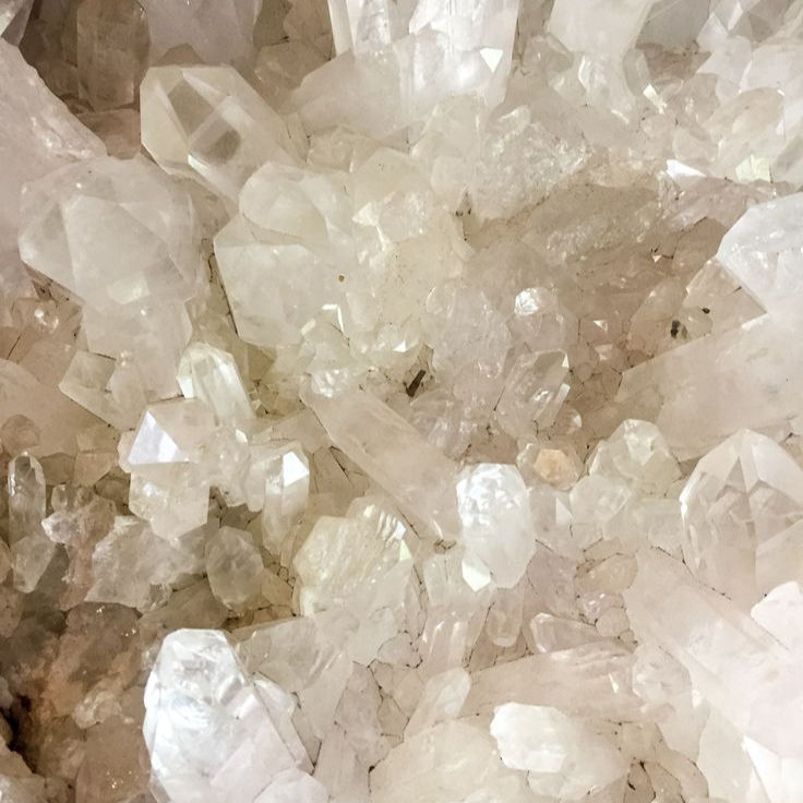 Clear quartz crystal symbolizing energy healing, clarity, spiritual growth, and Reiki Level 1 foundation