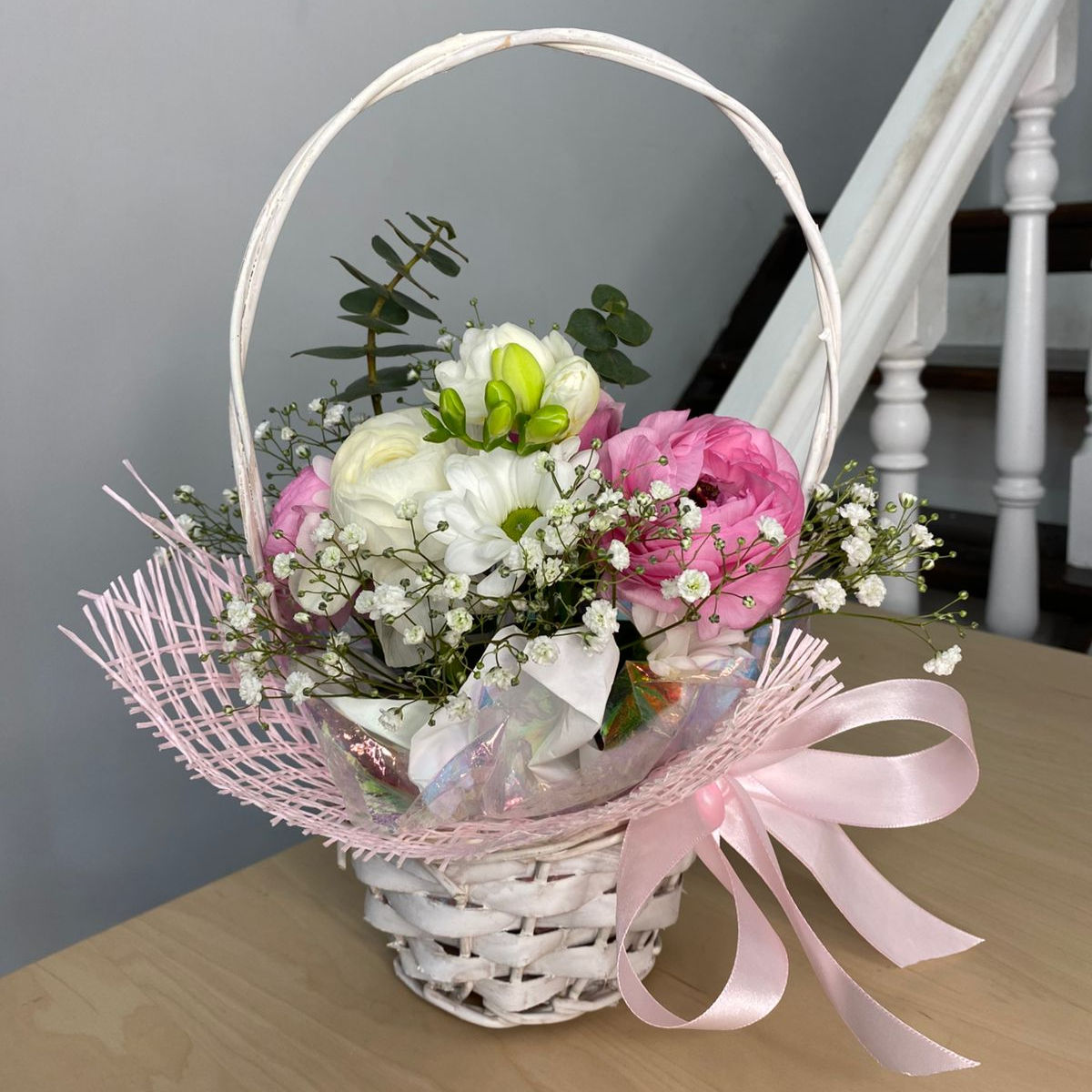 Buket cvijeća u košarici je prosječan