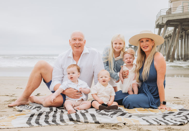 Extended family photography session at the beach.