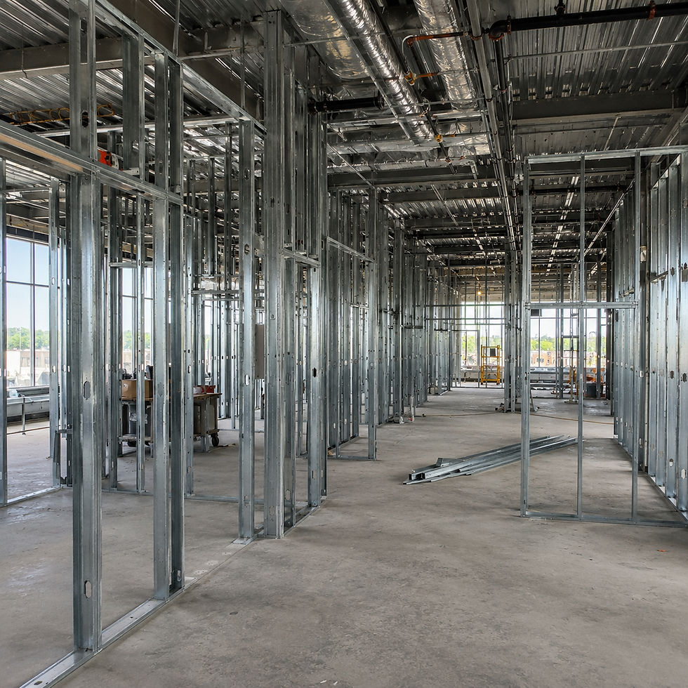 Estrutura metálica de parede em uma construção de edifício comercial.