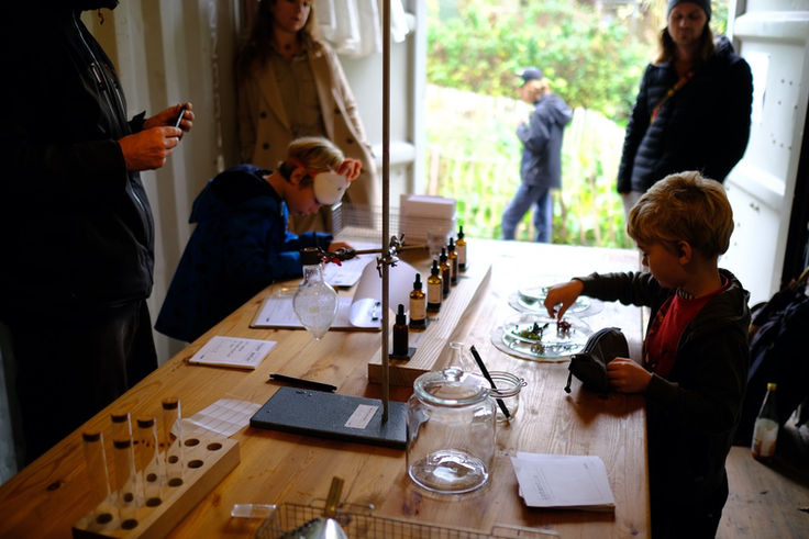 children working in the lab