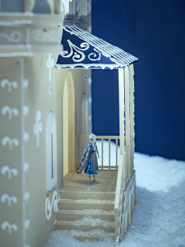 detail gingerbread house made with Swarovski diamonds