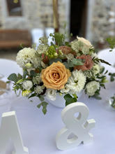 Centre de table, composition florale pour mariage, cérémonie ou événement, création artisanale de La récré des fleurs à Gembloux