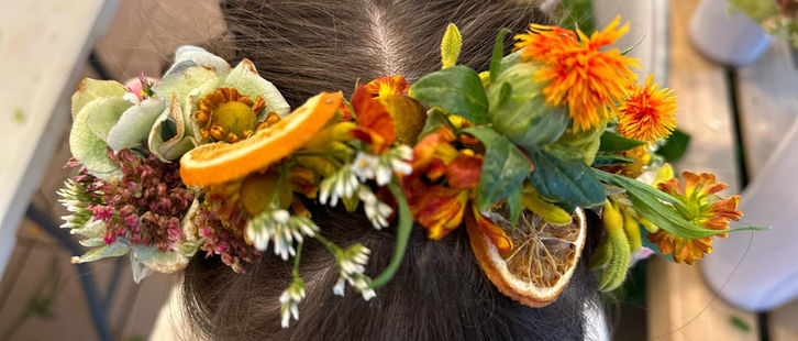 Atelier couronne de fleurs de tête réalisé avec des enfants à l'atelier de La récré des fleurs à Gembloux.