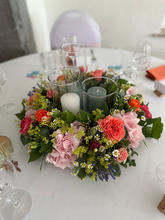 Centre de table en forme de couronne, création florale artisanale de La récré des fleurs à Gembloux