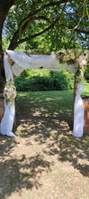 Arche florale création artisanale pour un mariage réalisée par La récré des fleurs à Gembloux.