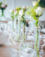 Petites bouquets de fleurs, chemin de table pour cérémonie, mariage, événement, création florale artisanale de La récré des fleurs