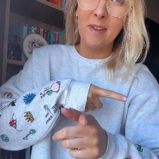 Instagram @laurensbookdiary- Embroidered Book Sweatshirt