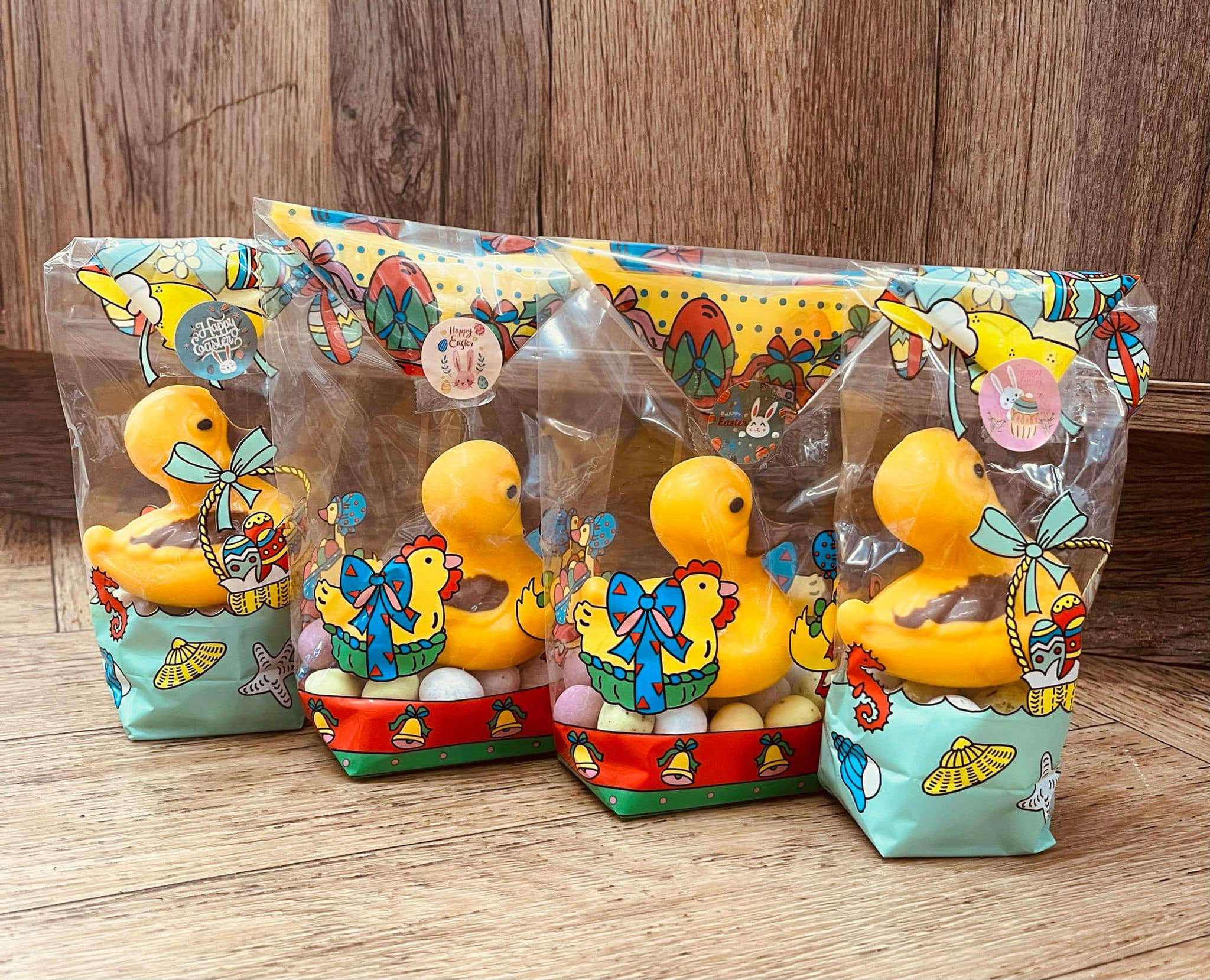BELGIAN CHOCOLATE YELLOW DUCK WITH MILK CHOCOLATE MINI EGGS (100 GRAMS)