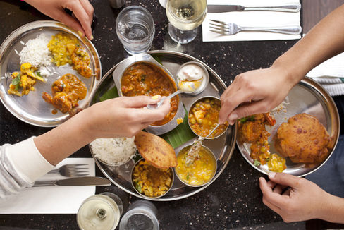 asssortiment de plats indiens végétariens, ser vi sur un thali