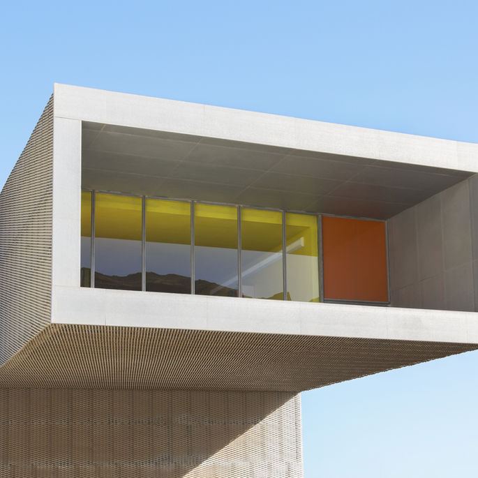 Moderno frontal del edificio