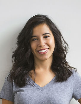 Chica con camiseta gris